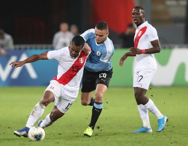 Perú y Uruguay avivan la jornada en Lima
