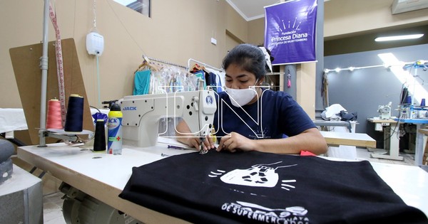 La Nación / Capasu apoya a fundación con la compra de bolsas hechas por mujeres privadas de libertad