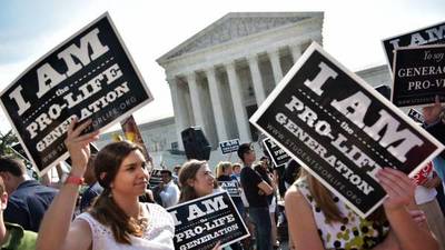 Corte Suprema de EEUU da un duro revés al derecho al aborto