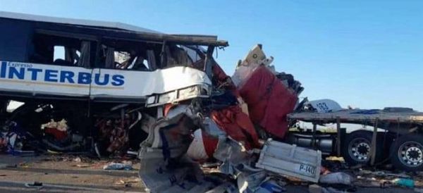 Al menos 16 muertos y 22 heridos deja accidente carretero en el norte de México