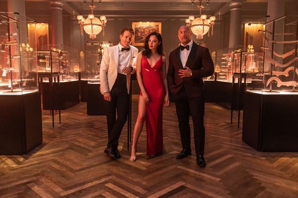 Dwayne Johnson, Gal Gadot y Ryan Reynolds se enfrentan en primer tráiler de “Alerta roja” - Cine y TV - ABC Color