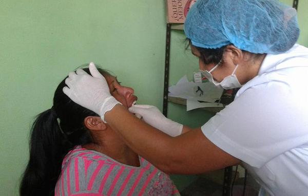 Con prótesis dentales, devuelven la sonrisa a personas de escasos recursos