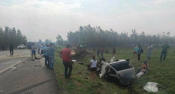 Dos fallecidos en aparatoso accidente de camiones en Misiones