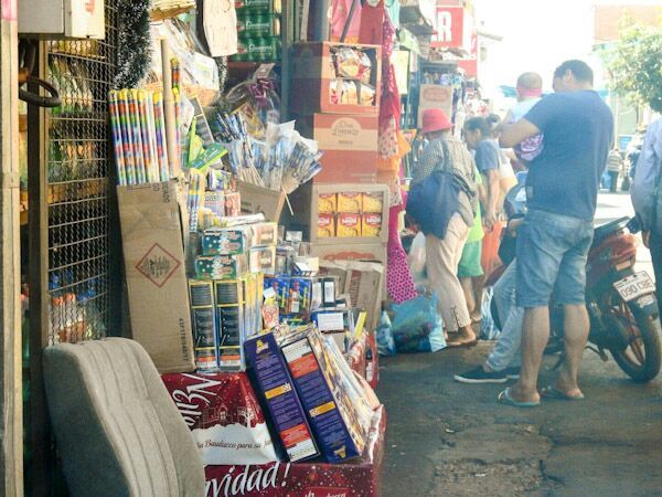 DESCONTROL e IMPRUDENCIA en comercio de pirotecnia
