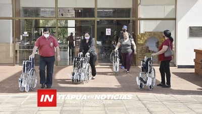 EMOTIVA ENTREGA DE SILLAS DE RUEDAS EN LA GOBERNACIÓN.