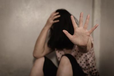 Adiviná por qué este hombre le cosió la vagina a su mujer en la India