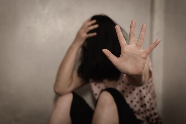 Adiviná por qué este hombre le cosió la vagina a su mujer en la India