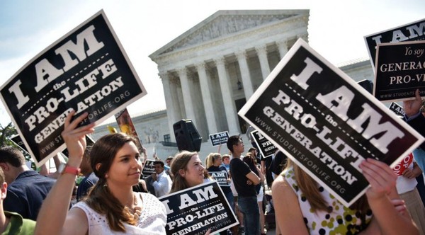 Corte Suprema de EEUU da un duro revés al derecho al aborto