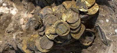 Descubren cientos de monedas de oro en la renovación de una mansión en Francia