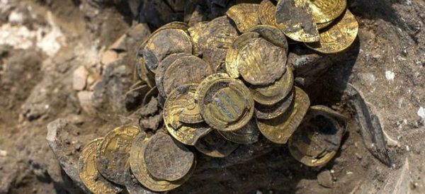 Descubren cientos de monedas de oro en la renovación de una mansión en Francia