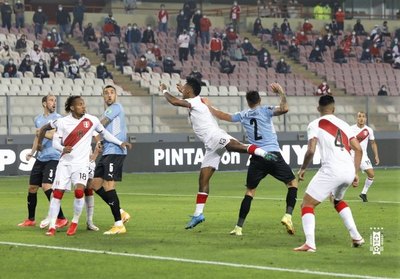 Uruguay iguala con Perú y se mantiene en zona de clasificación directa