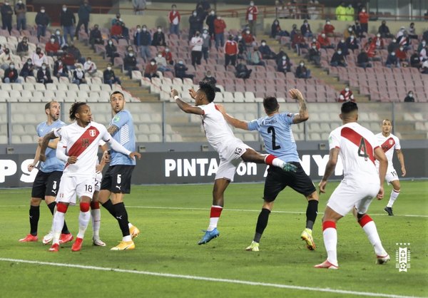 Uruguay iguala con Perú y se mantiene en zona de clasificación directa