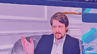 Snowden advierte que Apple ahora rastrea los móviles