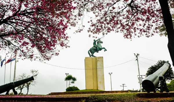 Comuna y Cultura acuerdan refaccionar tres plazas del Centro de Asunción | .::Agencia IP::.