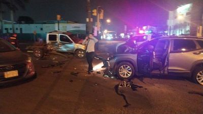 CDE: conductor alcoholizado protagonizó violento triple choque - ABC en el Este - ABC Color