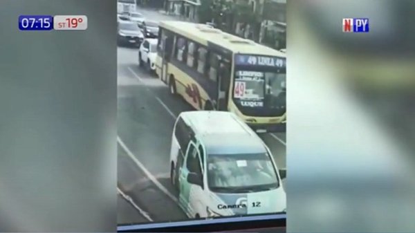 De película: Delincuentes secuestran un autobús y protagonizan persecución | Noticias Paraguay