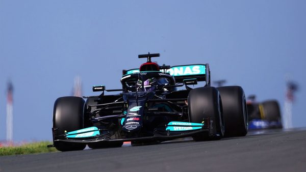 La F1 regresa a Zandvoort y Hamilton vence a Verstappen en la FP1 | El Independiente
