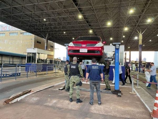 Vehículo paraguayo cae en el Puente de la Amistad con cargamento de drogas