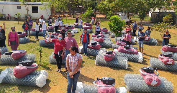 Familias de Tekoporã de Central reciben insumos para huertas - Noticiero Paraguay