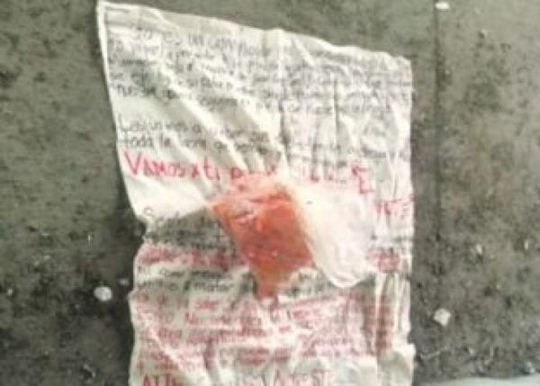 Cabezas de cerdos acompañan narcomantas amenazantes contra Policía en México