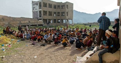 La Nación / Los niños de Yemen retoman las clases, al aire libre, azotados por la guerra y la pandemia