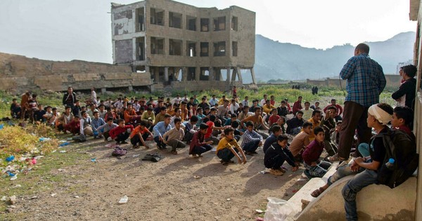 La Nación / Los niños de Yemen retoman las clases, al aire libre, azotados por la guerra y la pandemia