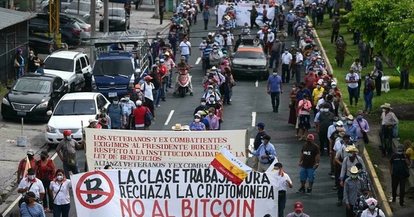 La Nación / Salvadoreños rechazan bitcóin y prefieren seguir usando el dólar
