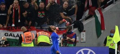 Gobierno británico pide a la FIFA que actúe tras insultos racistas contra futbolistas