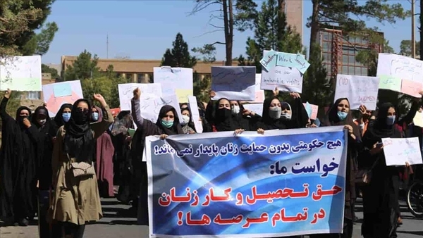 Kabul: Decenas de mujeres Afganas reclaman su derecho a trabajar y participar del nuevo Gobierno