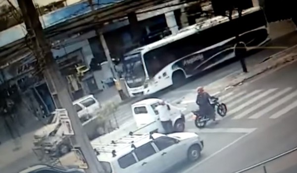 Asalto en pleno tránsito se cobra la vida de un policía
