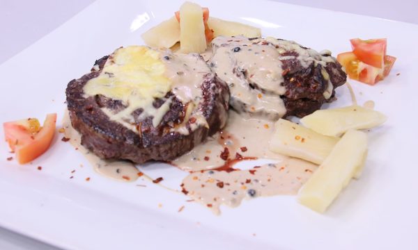 PIRULETAS DE LOMO RELLENO DE JAMÓN Y QUESO CON SALSA | Telefuturo