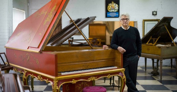 La Nación / Raros o excéntricos, los pianos del restaurador de Su Majestad