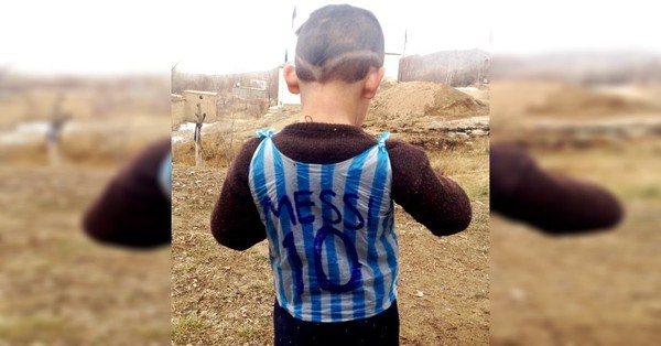Niño que se hizo una camiseta de Messi con una bolsa plástica pidió ayuda para salir de Afganistán - C9N