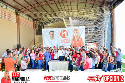 Ulises Quintana y Liz Magnolia reciben apoyo de líderes de asentamientos