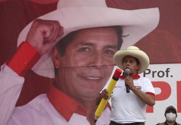 Presidente de Perú se disculpa por tener más hombres que mujeres en gabinete