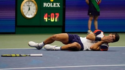 El joven español Carlos Alcaraz elimina a Tsitsipas del US Open