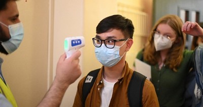 La Nación / En Reino Unido consideran no vacunar a menores de 12 a 15