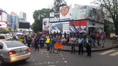 Manifestación de PASEROS en la cabecera del PUENTE de la AMISTAD