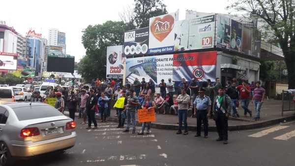 Manifestación de PASEROS en la cabecera del PUENTE de la AMISTAD