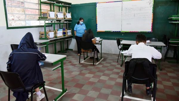 MEC ratifica que los docentes sin vacunas deben asistir igual a aulas