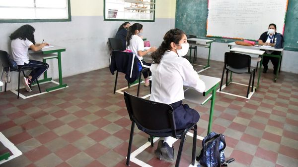 Maestros no vacunados, niños en peligro