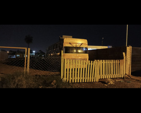 CLÍNICA MÓVIL DE CDE ESTACIONADA EN CANCHA DE FRANCO