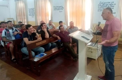 Diario HOY | Se inició curso de DT en la cárcel de Tacumbú con una charla del “loco” González