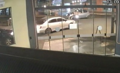 Choca a motociclistas y del susto embistió por otros dos vehículos
