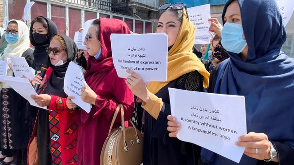 Marcha de mujeres en Afganistán: talibanes atacan con gases lacrimógenos
