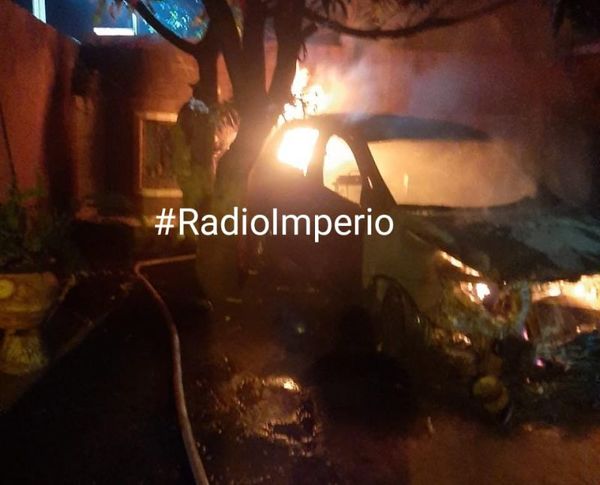 Incendian vehículo con bomba molotov en barrio Obrero