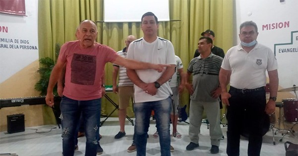La Nación / Gabriel “El Loco” González brindó charla en el penal de Tacumbú durante curso de DT
