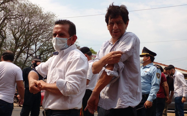 Crónica / [VIDEO] ¿Qué le pasa? Paraguayo Cubas cintareó jeyma a politiqueros