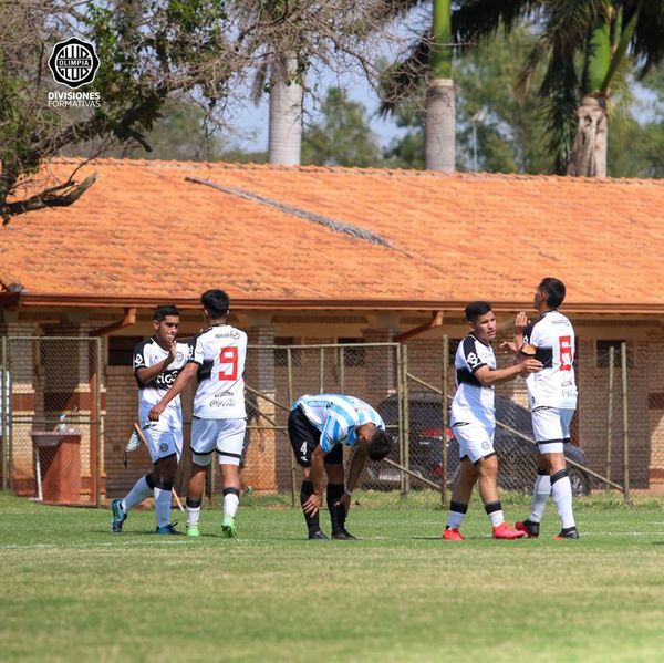 La cima de la Sub 17 se pinta de blanco y negro - Fútbol - ABC Color