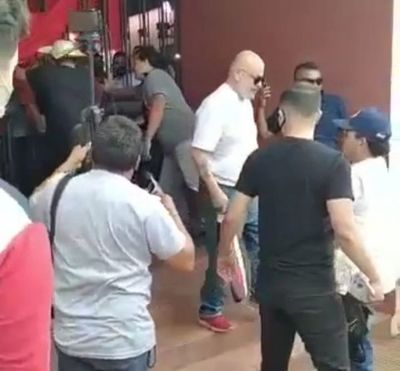 Paraguayo Cubas irrumpe acto político a cintarazos y agrede a dos personas